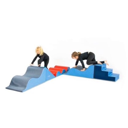 2 enfants qui grimpent sur le Kit ramper de gymnastique pour école maternelle composé de 4 modules de couleurs bleue et rouge