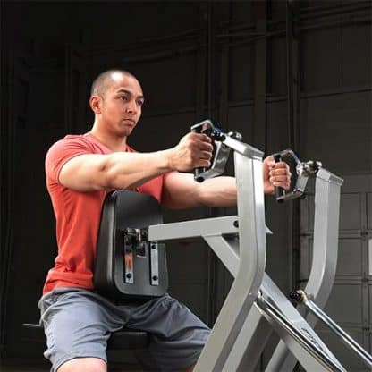 Musculation travail des bras homme en t-shirt rouge
