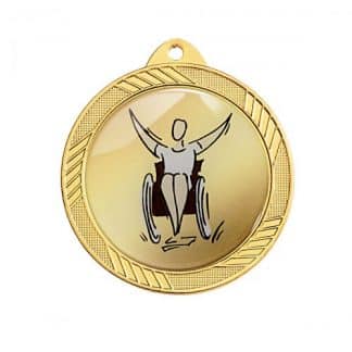 Médaille en fer de couleur or et de diamètre 32 mm avec personnalisation par une pastille représentant un sportif en fauteuil roulant