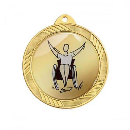 Médaille en fer de couleur or et de diamètre 32 mm avec personnalisation par une pastille représentant un sportif en fauteuil roulant
