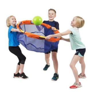 enfants jouent ballon en l'air avec panier de réception, fond blanc