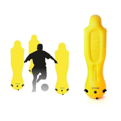 Joueur de football driblant entre 3 mannequins gonflables de couleurs jaunes