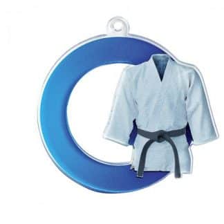 médaille acrylique en forme d'anneau bleu avec un kimono blanc avec une ceinture noire