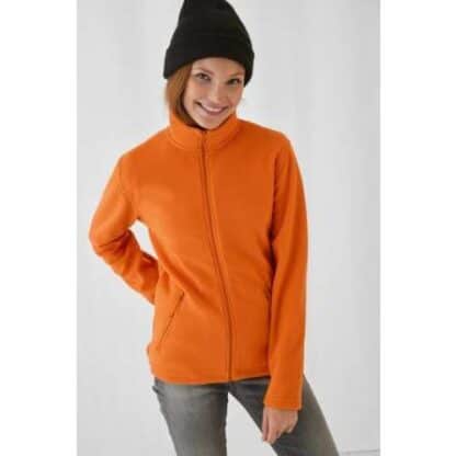 La veste polaire zippée femme porté de couleur orange