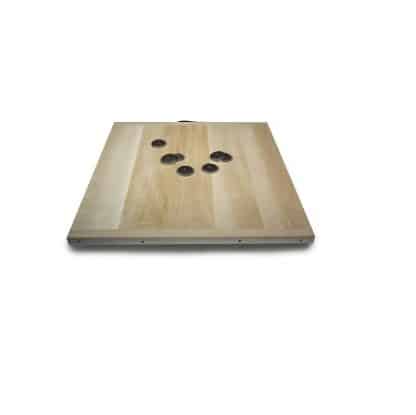 Vue de profil d'une planche en bois pour le jeu du palet breton avec 6 palets et un maitre