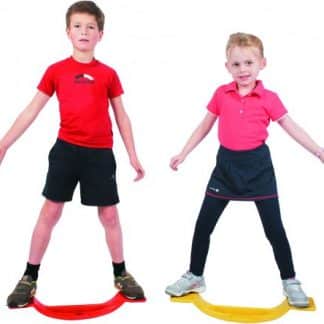 planche pour enfant garçon t-shirt rouge et fille t-shirt rose en équilibre