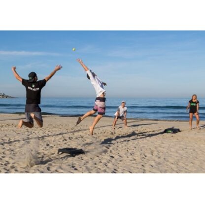 4 personnes jouant au Ramp Shot sur la plage
