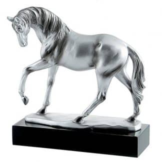 Trophée représentant un cheval de couleur grise sur un socle de couleur noire