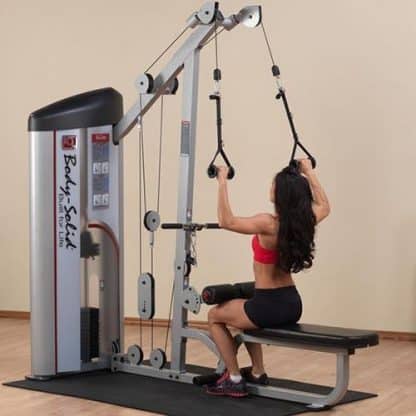machine de musculation femme brune fait des exercices