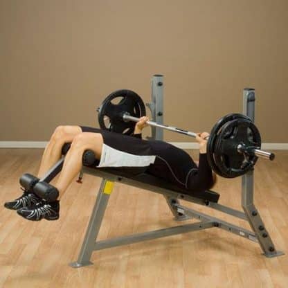 machine de musculation noire et grise dans une salle de sport