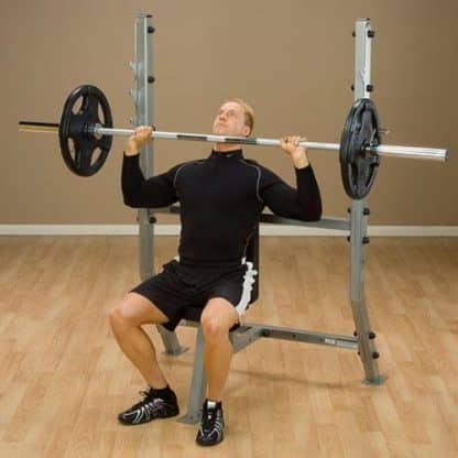 machine de musculation dans une salle de sport homme se muscle