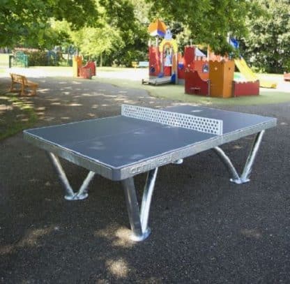 Table tennis de table CORNILLEAU Park grise dans une aire de jeux