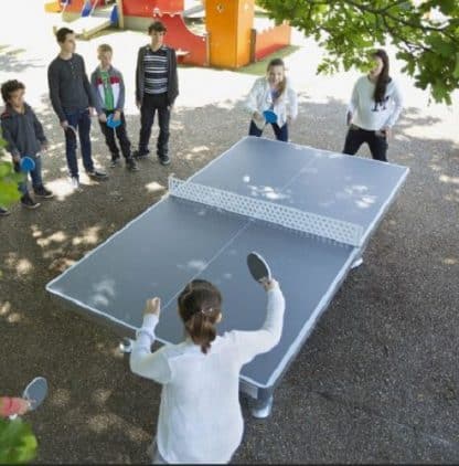 Table tennis de table CORNILLEAU Park utilisée par des jeunes en extérieur