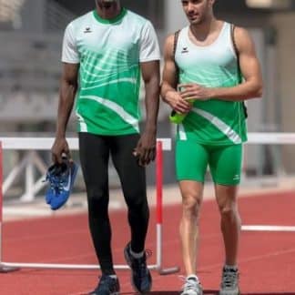 deux hommes habillés en vert avec tenues d’athlétisme