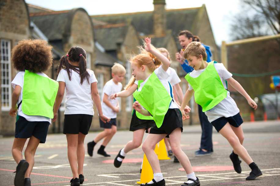 Enfants faisant leur 30 minutes de sport dans leur école