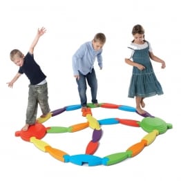 parcours d'équilibre matière en plastique antidérapants trois enfants marchent dessus