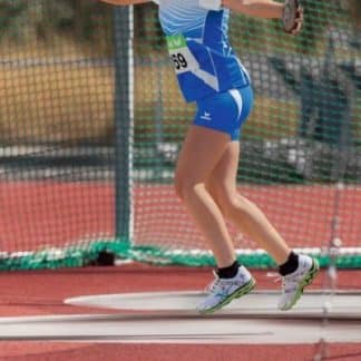 femme qui lance en athlétisme en vêtements bleus