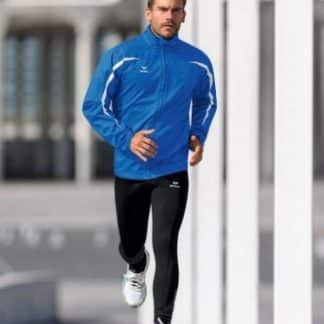 veste bleue avec rayure blanche portée par un homme qui fait un jogging dans la rue