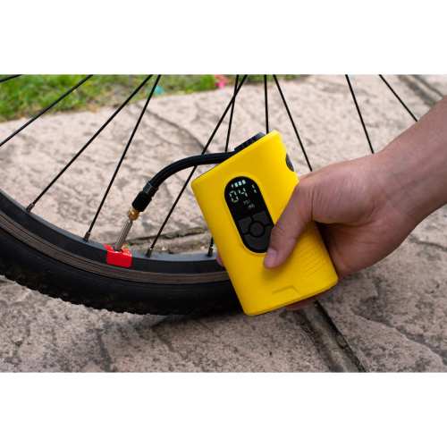 Mini pompe portative sans fil en train de gonfler un pneu de vélo