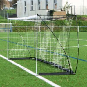 mini-but football pliable sur un terrain synthétique