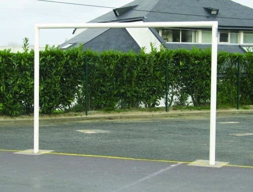 But foot-hand scolaire en acier galvanisé de couleur blanche installé sur un sol en enrobé