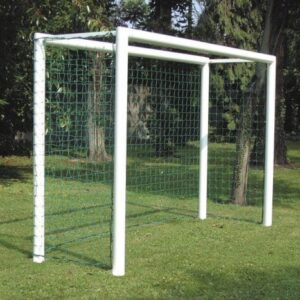 But multisports de couleur blanche installé sur un terrain en herbe