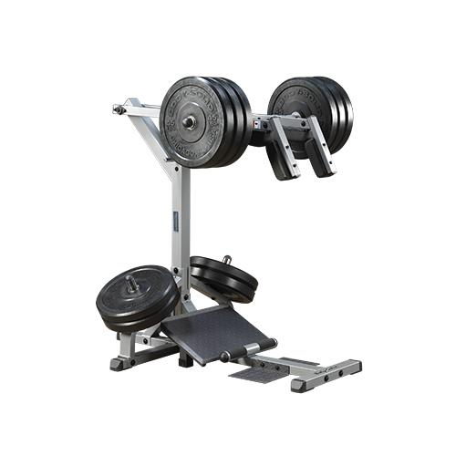 machine de musculation avec grands disques à charges sur fond blanc