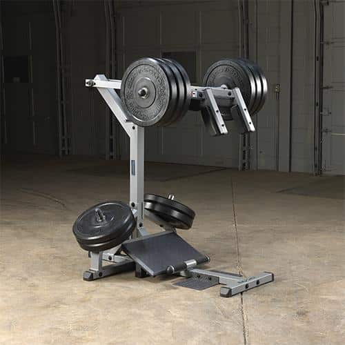 Machine de musculation dans une salle de musculation sombre
