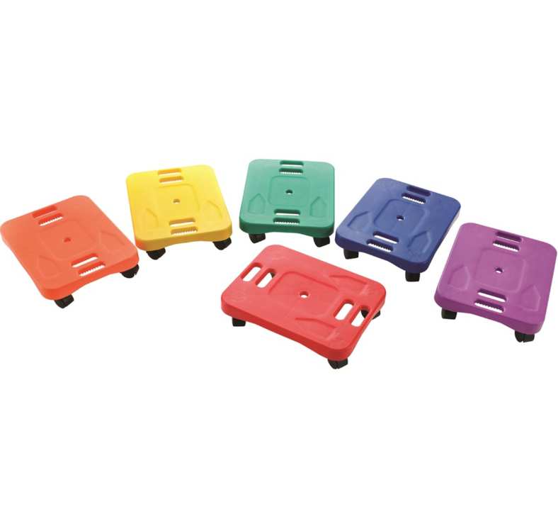 Enfant sur les scooters à roulettes ergonomiques en couleurs