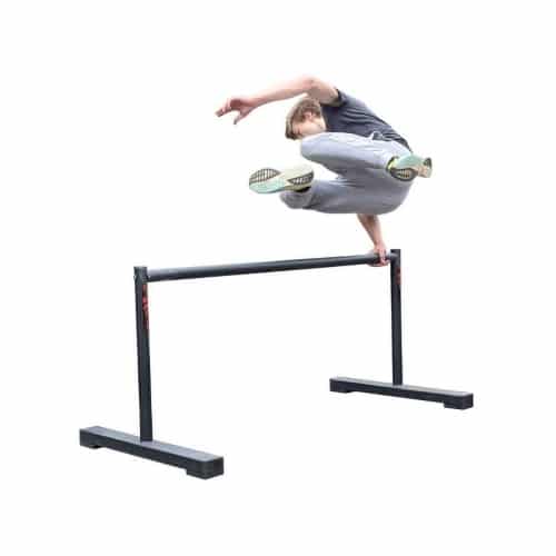Enfant enjambant une barrière de Parkour