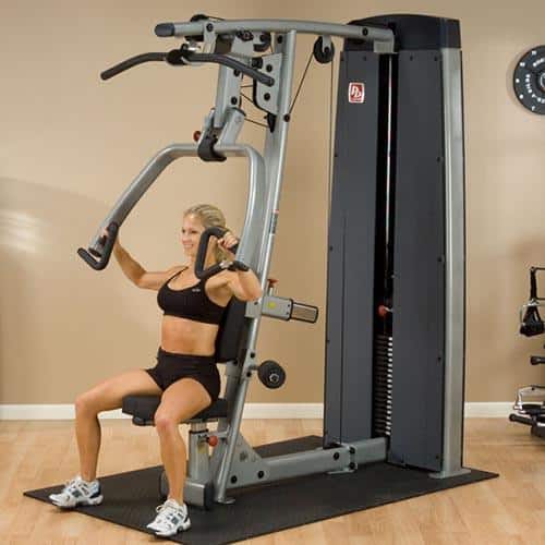 machine de musculation femme blonde dessus assise