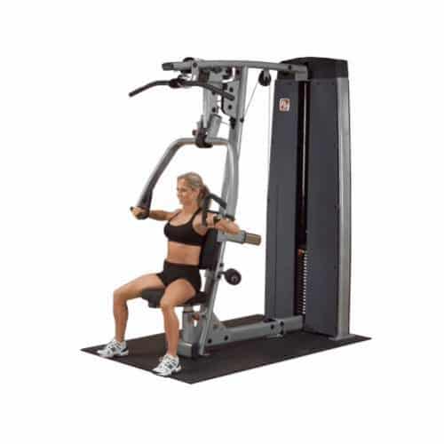 machine de musculation femme blonde dessus