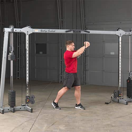 machine de musculation homme en t-shirt rouge fait des exercices ou il tire
