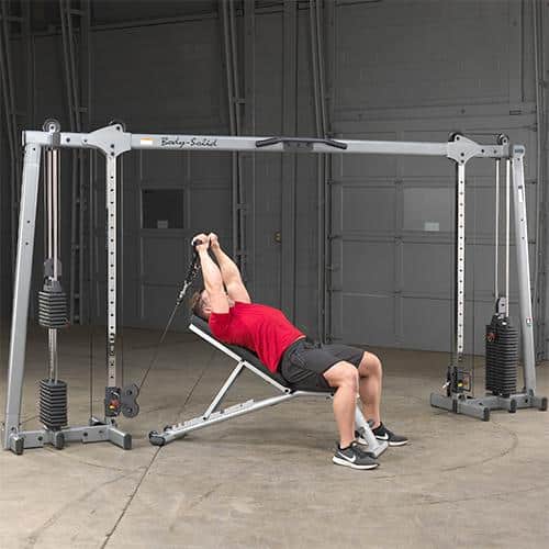 machine de musculation homme en t-shirt rouge exercice allongé