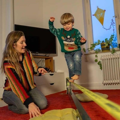 jeune enfant jouant sur un Slackrack Classic GIBBON