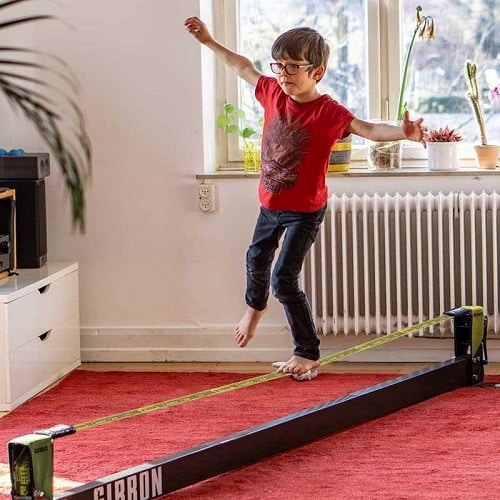 enfant jouant dans son salon sur un Slackrack Classic GIBBON