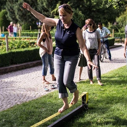 adulte en équilibre sur un Slackrack Classic GIBBON
