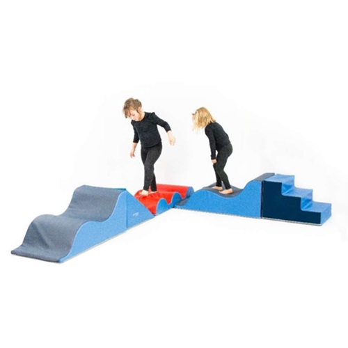 2 enfants qui marchent sur le Kit ramper de gymnastique pour école maternelle composé de 4 modules de couleurs bleue et rouge