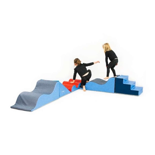 2 enfants qui parcourent le Kit ramper de gymnastique pour école maternelle composé de 4 modules de couleurs bleue et rouge