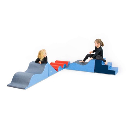 2 enfants assis sur le Kit ramper de gymnastique pour école maternelle composé de 4 modules de couleurs bleue et rouge