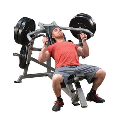 machine de musculation noire et grise homme en t-shirt rouge
