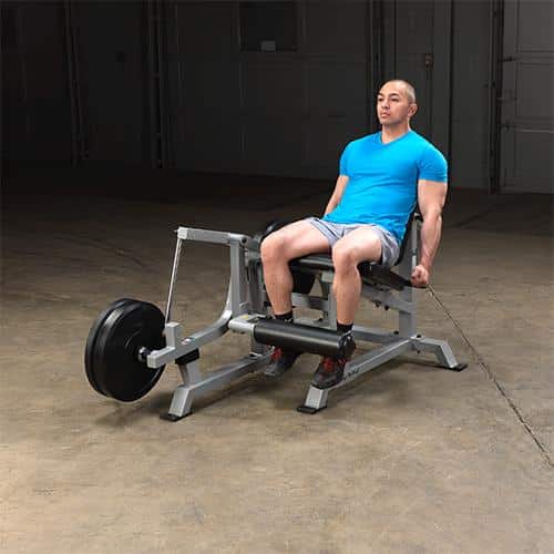 machine de musculation noire et grise homme en t-shirt bleu