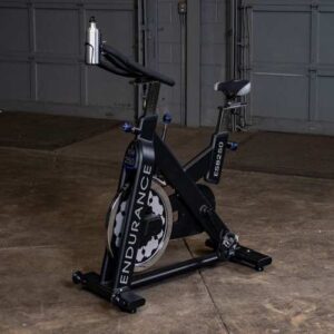 Vélo d'intérieur endurance BODY-SOLID. Velo noir dans une salle