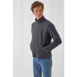 Veste polaire zippée homme porté. Couleur grise