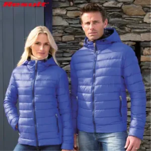 Doudoune à capuche Femme RESULT SNOW BIRD de couleur bleu porté sur un homme et une femme