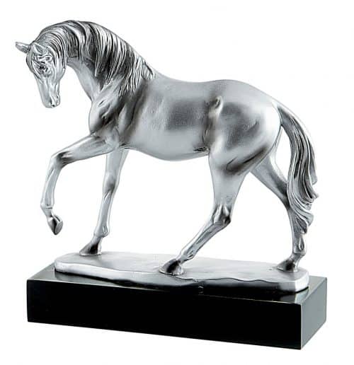 Trophée représentant un cheval de couleur grise sur un socle de couleur noire