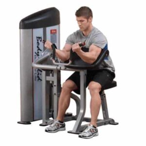 Biceps Pupitre BODYSOLID Pro club line series II. utilisation par un homme pour un travail ciblé sur les biceps.