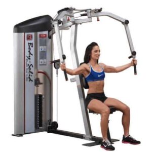 Pec Deck BODYSOLID Professionnel. On voit une femme en pleine utilisation.