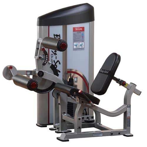 machine de musculation sur fond blanc