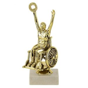 Sujet en plastique pour trophée représentant une personne en fauteuil roulant